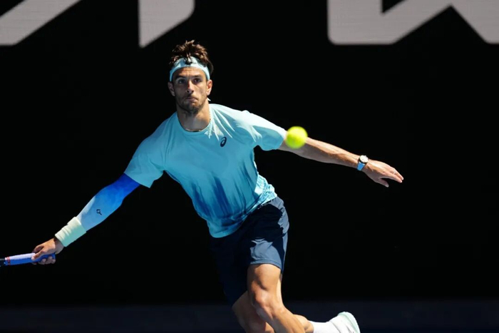 开云体育-跨过前半程硝烟，墨尔本战火升级|网球|亚瑟士|弗里茨|大满贯|穆塞蒂_新浪体育_新浪新闻